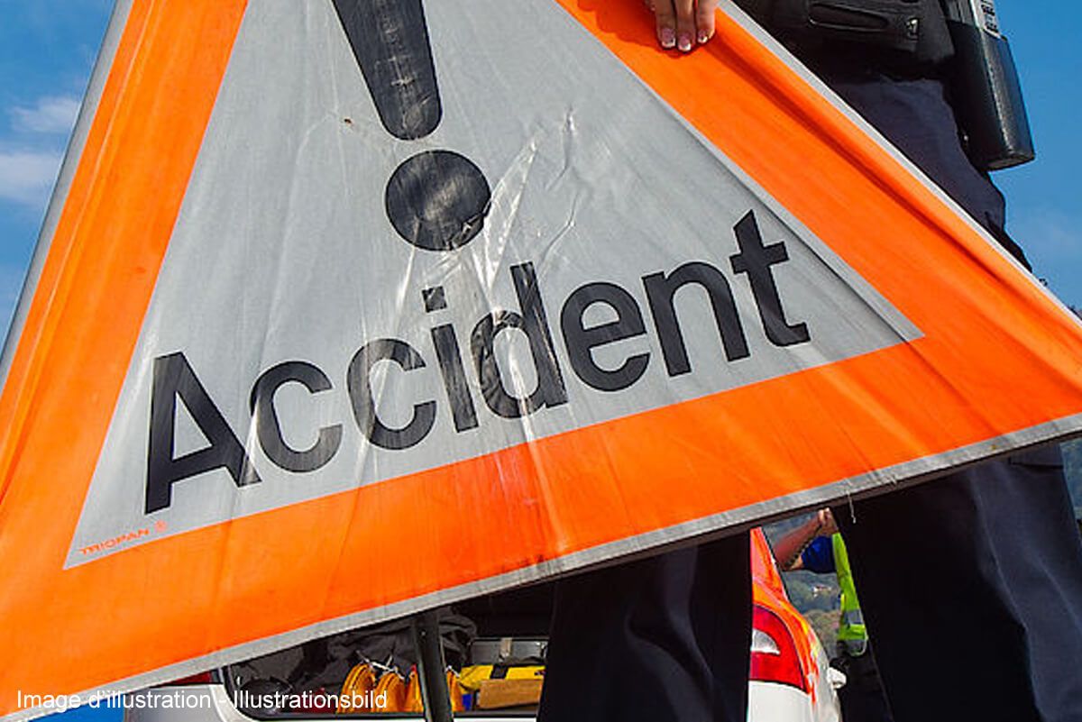 Accident mortel: un véhicule percute un mur et prend feu