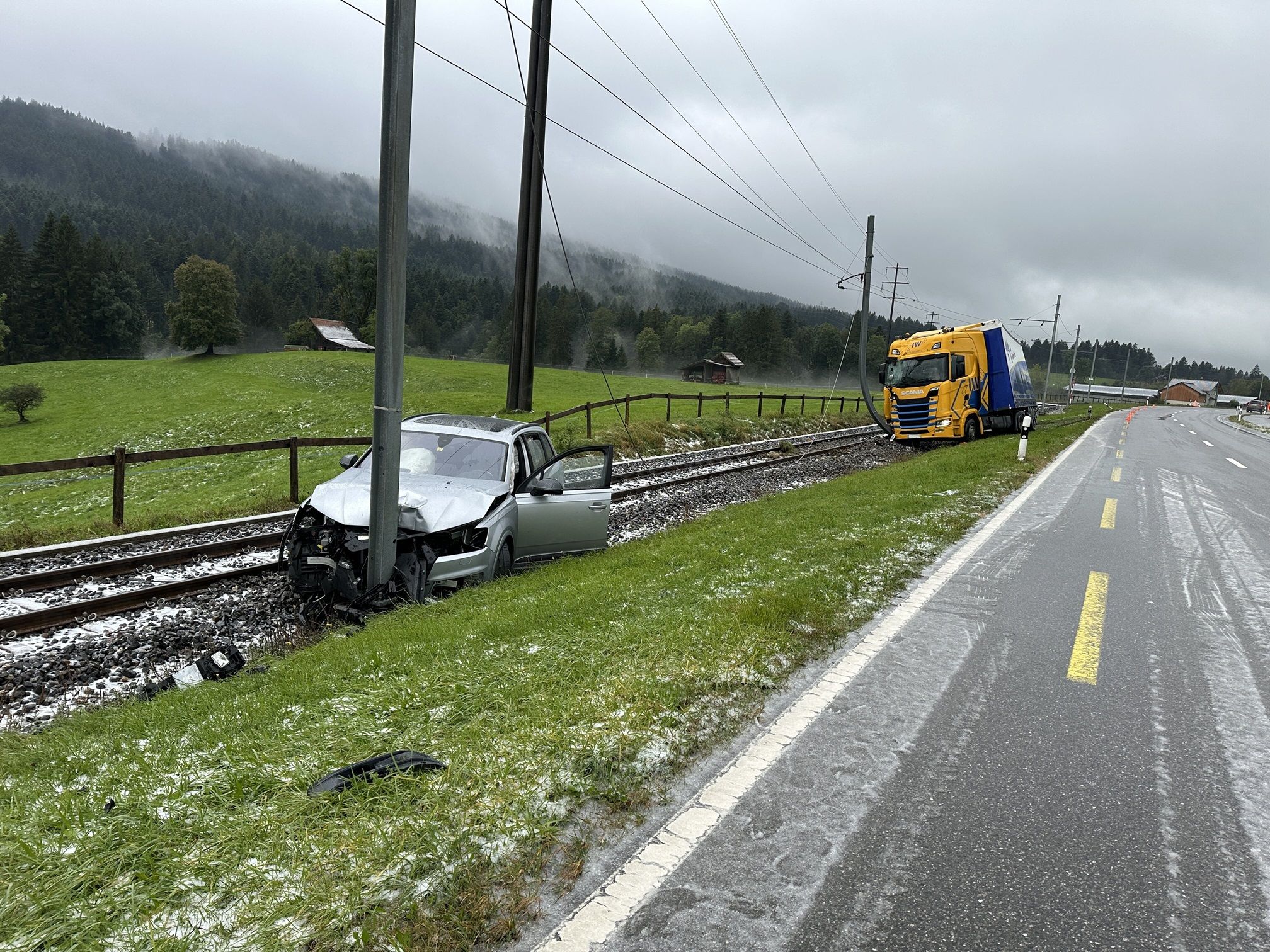 Chaussée glissante: un double accident finit sur les rails