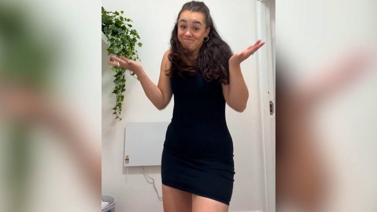 Une jeune femme critiquée pour sa robe «inappropriée» au travail