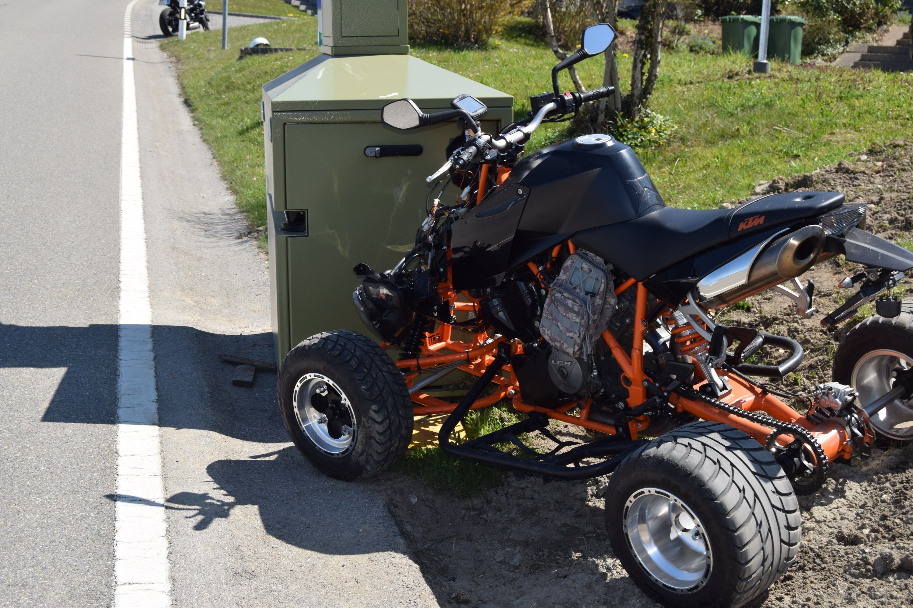 Sa manœuvre en quad finit en cascade ratée et effraie un enfant